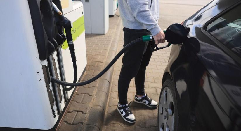 Indulás előtt mindenképp tankolj – ennyivel drágább külföldön az üzemanyag