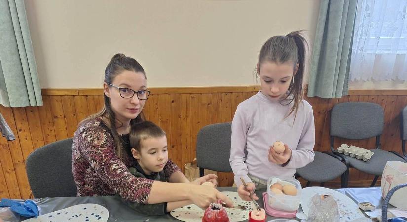 Húsvéti varázslat a község szívében – különleges nap a faluházban (sok fotóval)