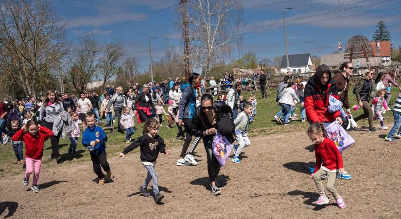 Több ezer tojást kellett megtalálnia a gyerekeknek a kaposvári lovastanyán