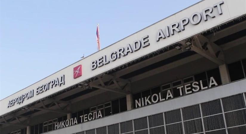 Purhabbal tette működésképtelenné a reptéri sorompókat