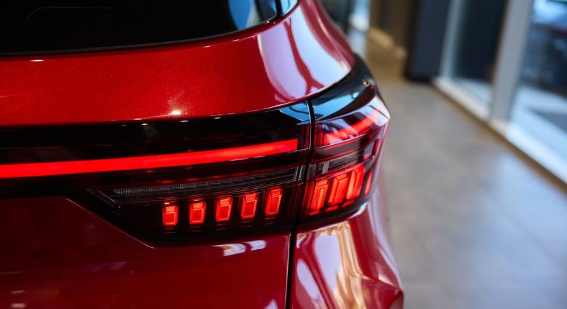 Egy új tartozék, ami a legrosszabb helyzetekben segíthet és nyártól kötelező az autókban