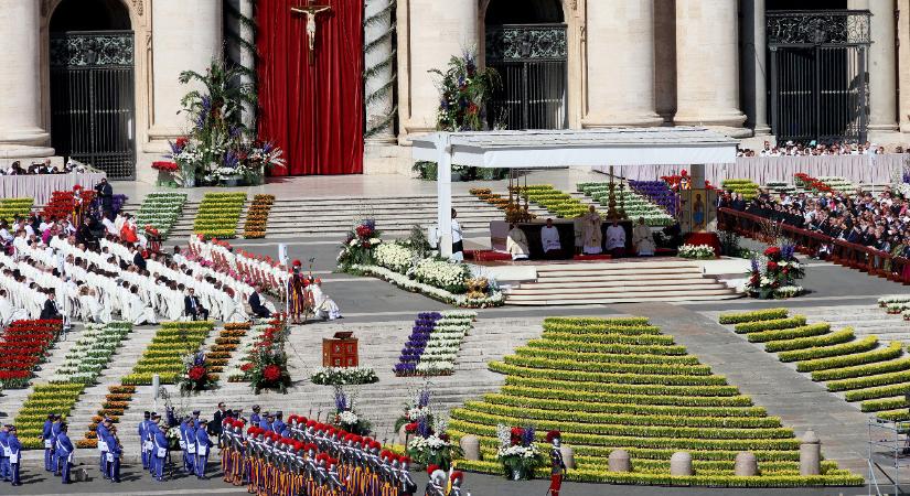 XIV. Leó pápa imavirrasztást hirdetett meg a békéért, és elmondta az Urbi et Orbi áldást