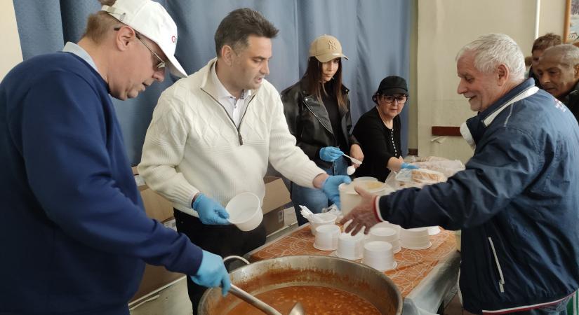 Húsvéti ebédet osztottak vasárnap délben a Tabáni Olvasókörben