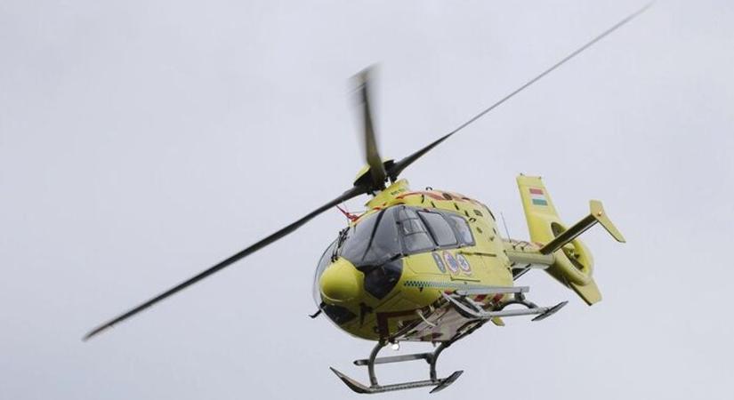 Súlyos baleset történt, mentőhelikopter szállt le a 84-es főútra