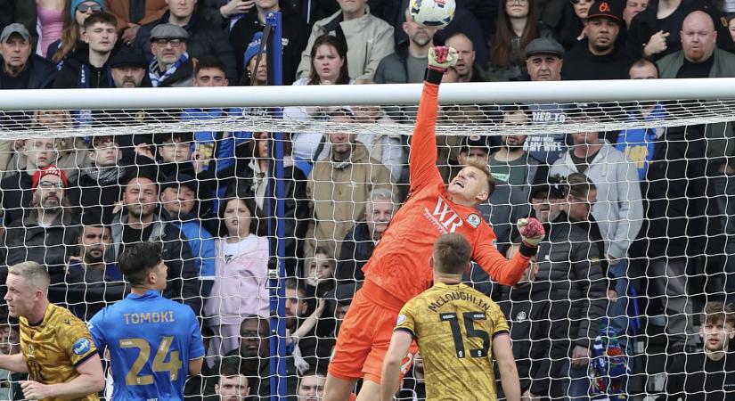 Fergeteges formában a válogatott kapusa: Újabb ziccervédése miatt ünneplik Angliában - videó