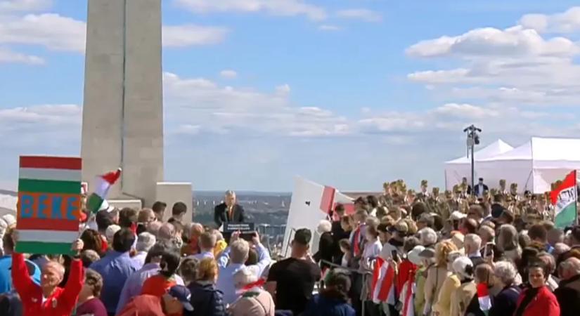 Orbán lenézett a frissen átadott Citadelláról, és azt mondta, szavazzon mindenki a Fideszre