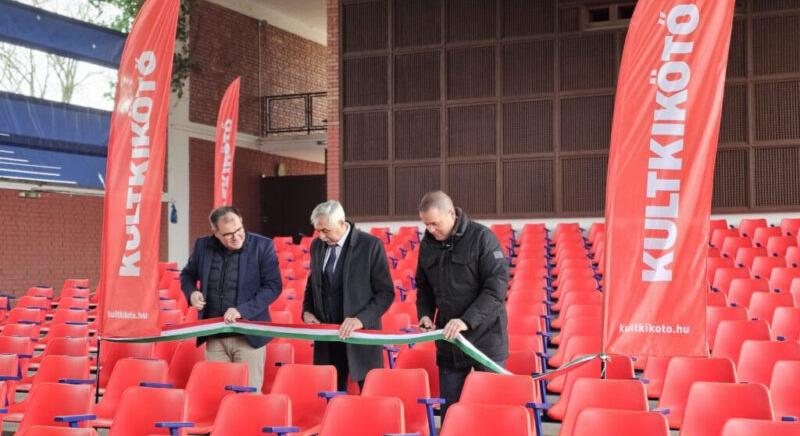 Megújult nézőtérrel indítja 15. évadát a balatonszárszói Kultkikötő – Csukás Színház