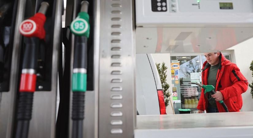 Még Magyarországon tankolja meg az autóját az, aki külföldre utazik - mutatjuk, mi vár minket a határ túloldalán