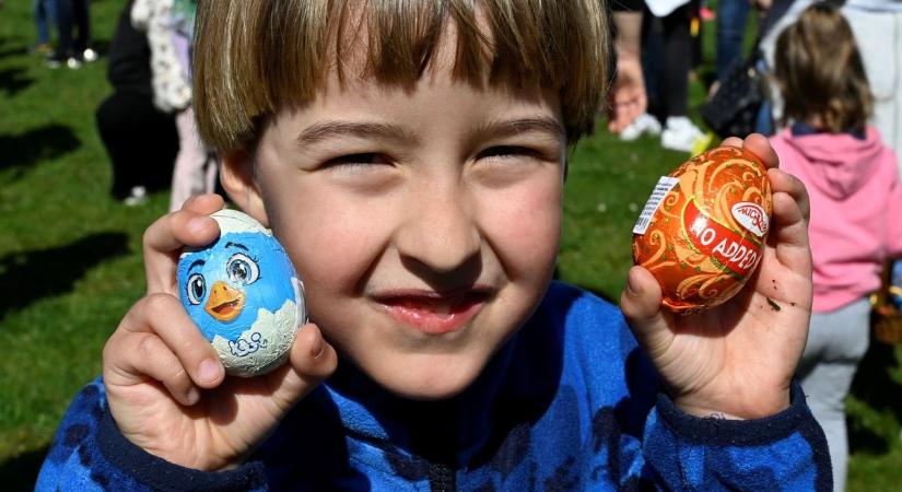 Húsvéti tojáskeresés: igazi ünnepi kavalkád a hegyeshalmi Stettni-tónál - fotók, videó