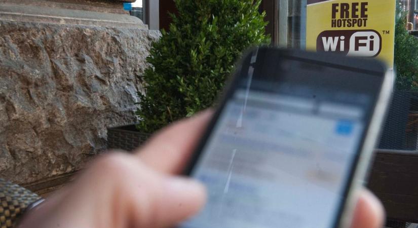 Könnyen leszívhatja a bankkártyád a nyilvános wifi, ezekre figyelj!