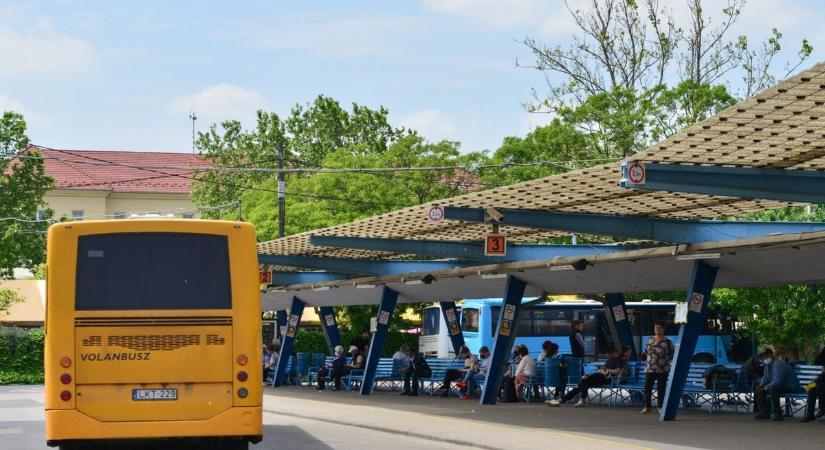 Komoly gond ütötte fel a fejét, brutális késéssel halad Szeged felé egy buszjárat