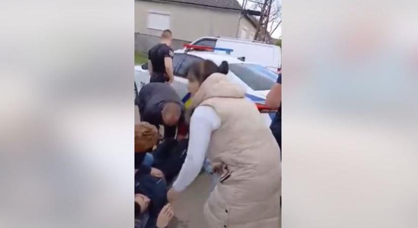 Döbbenetes felvétel Kárpátaljáról: egy betegség miatt felmentett férfi kényszersorozás közben lett rosszul