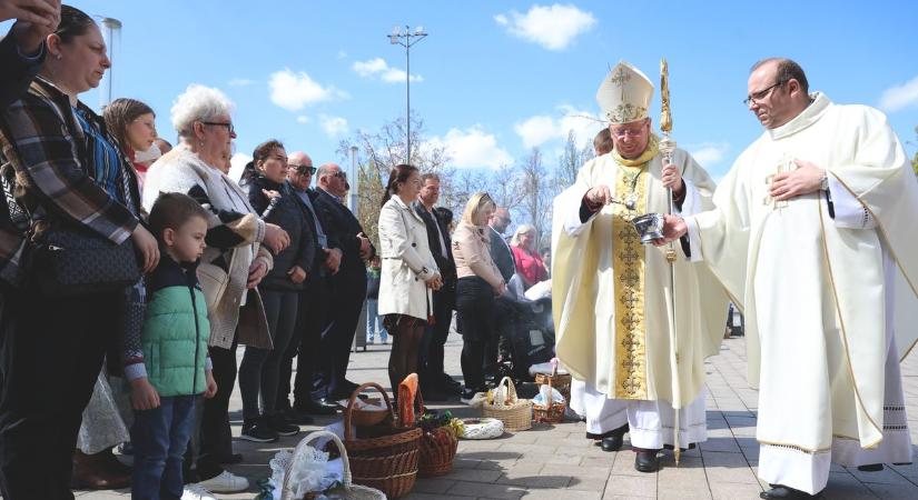 Húsvét vasárnapi mise és az ételszentelés Nyíregyházán (fotók, videó)