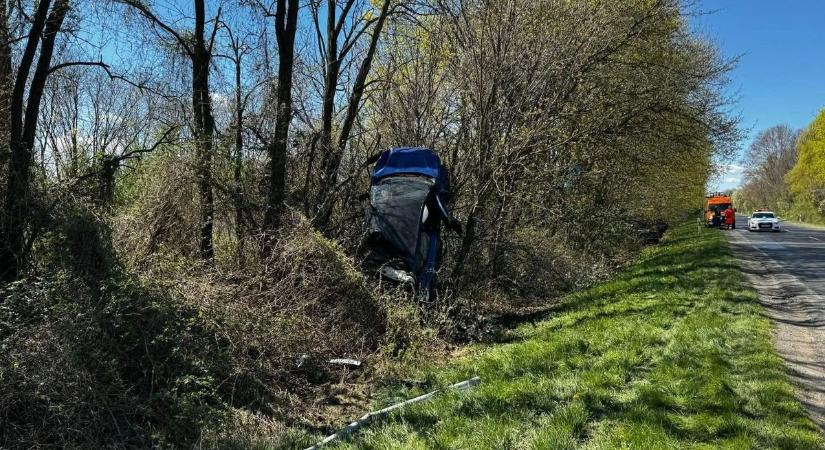 Rémisztő fotók a szentlőrinci balesetről – az egyik autó szó szerint feltekeredett a fára