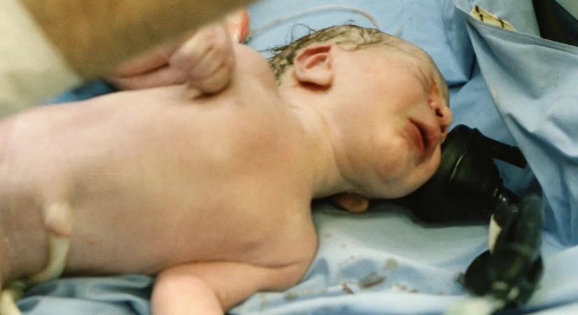 Dráma a levegőben: felszállás után indult meg a szülés – a repülőn jött világra a baba