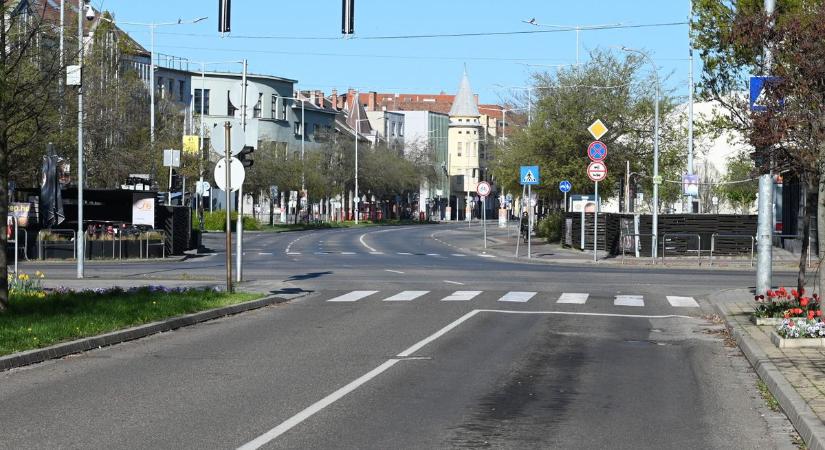 Se autó, se gyalogos Szolnok utcáin – fotókon mutatjuk a nem mindennapi látványt