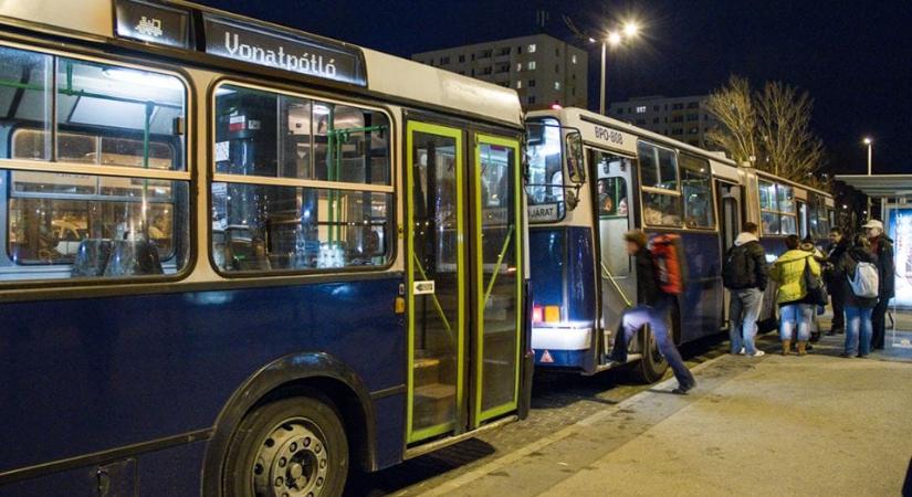 Csak a szerb határig vitte a MÁV-utasokat a vonatpótló busz, utána gyalogolniuk kellett