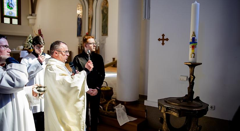 Keresztelőmedencét adományozott Paderborn a debreceni Megtestesülés Plébánia közösségének – fotókkal