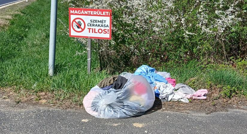 Szemét lerakása tilos tábla mellé rakta le a szemetét a pofátlan vasi szemetelő
