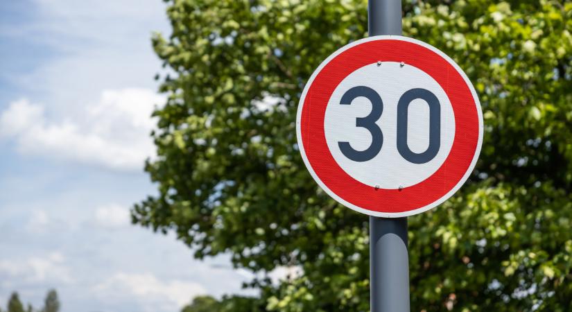 Hidegzuhany az autósoknak: 30 km/h-ra csökkentik a sebességhatárt rengeteg úton, ezt nagyon nem éri meg benézni