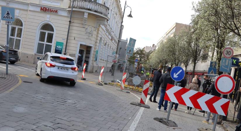 Tényleg nem kellett volna ide a 30-as tábla? Olvasóink kendőzetlenül mondták el véleményüket...