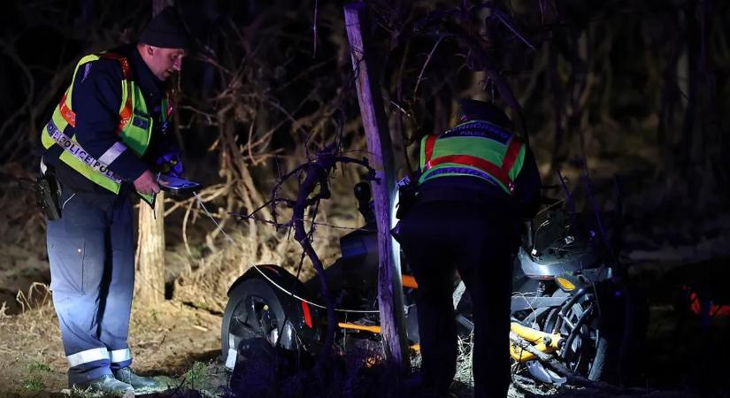 Még járt a motor, amikor rátaláltak a motorbalesetet szenvedett párra – képek, videó