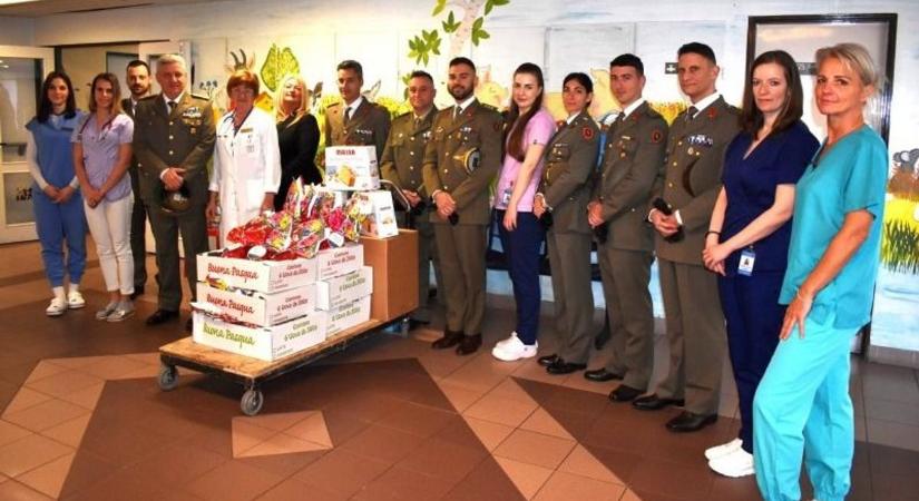 Az olasz NATO-kontingens tagjai húsvéti ajándékkal lepték meg a veszprémi kórház beteg gyermekeit (galéria)