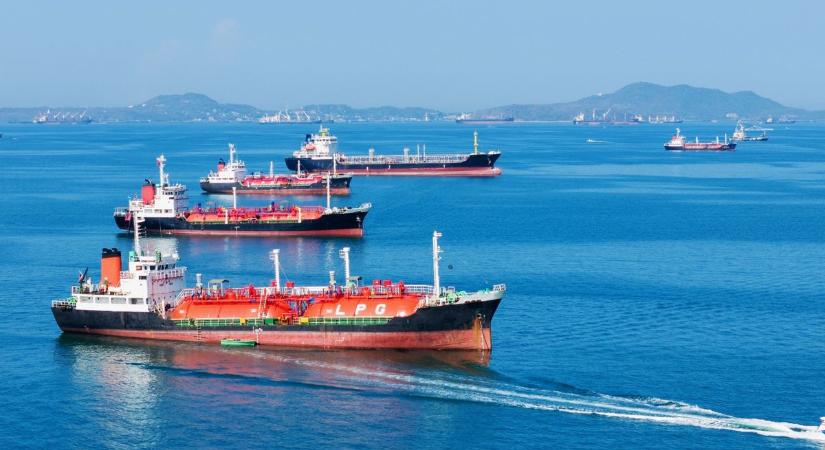 Trump legújabb döntésébe az egész világ beleroppanhat: ha a Hormuzi-szoros védelme másra hárulna, az a teljes globális kereskedelemre hatással lehet