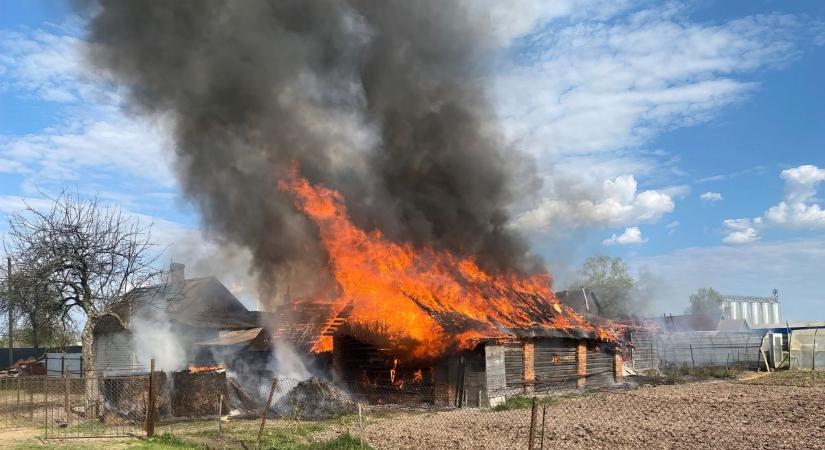 Lángok pusztították el egy csongrádi tanya tetőszerkezetét: a tűzoltók három vízsugárral avatkoztak be