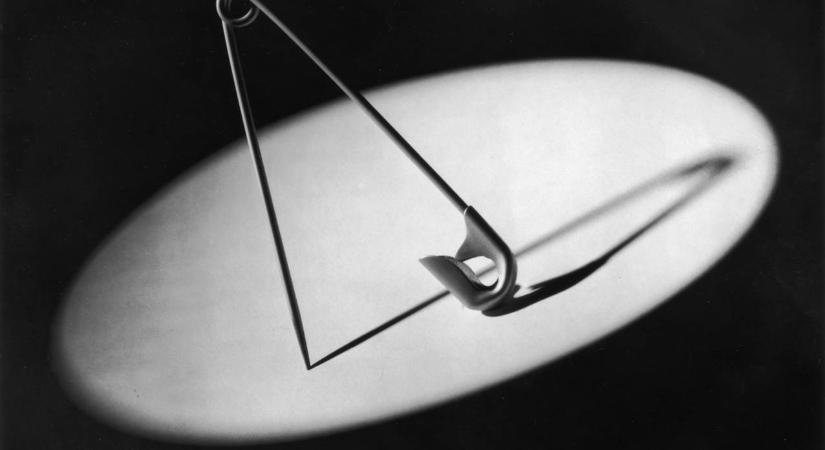 Ezért van két lyuk a biztosítótűn