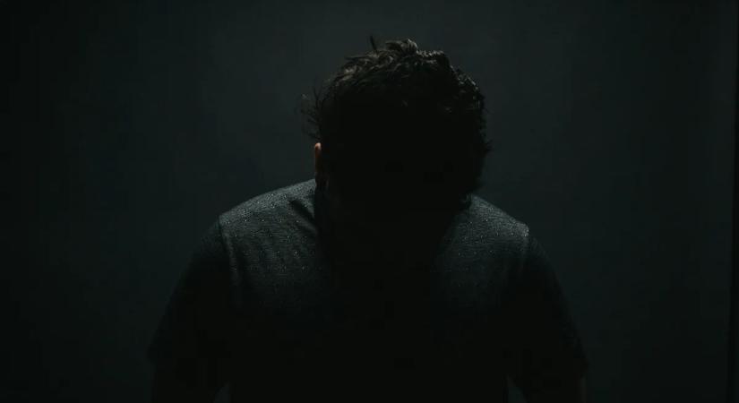 Brutális kényszer: Ruben nem tudja abbahagyni az öncsonkítást, percek alatt eltűnik a szemöldöke