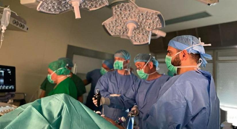 Három és fél órás csúcsműtét – így dolgozik a kecskeméti elit sebészcsapat