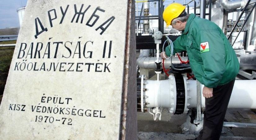 Két oldalról is támadják Magyarország energiaellátását, mindezt politikai okokból