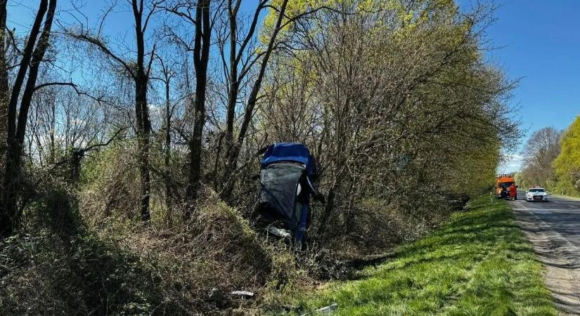 Drámai látvány a 6-os főúton: fára tekeredett egy kocsi a szentlőrinci balesetben