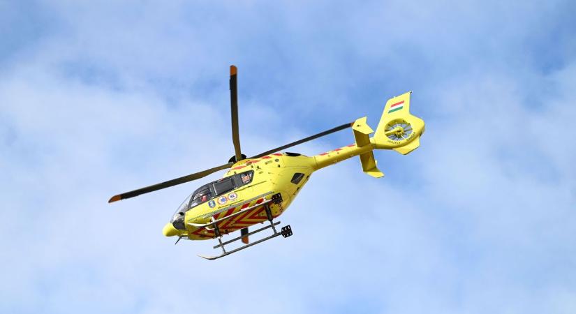 Brutális baleset a 32-esen: feszitővágóval szedték ki, majd mentőhelikopterrel vitték el a sofőrt