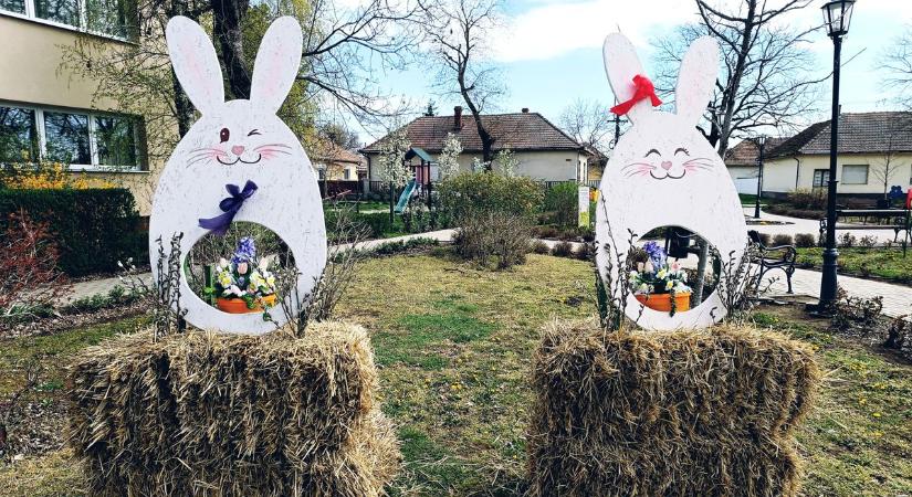 Ilyen egy igazi szelfiparadicsom: vidám húsvéti dekorációk díszítik a jászsági falut – galériával