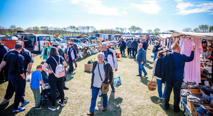 Bezzegpusztán húsvétvasárnap is megtelt a vásártér (képgaléria)