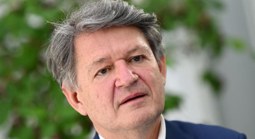 „Ennél butább történetet nem tudtak kitalálni?” – Az egész világ előtt kinevette Orbán Viktort az ismert osztrák EP-képviselő