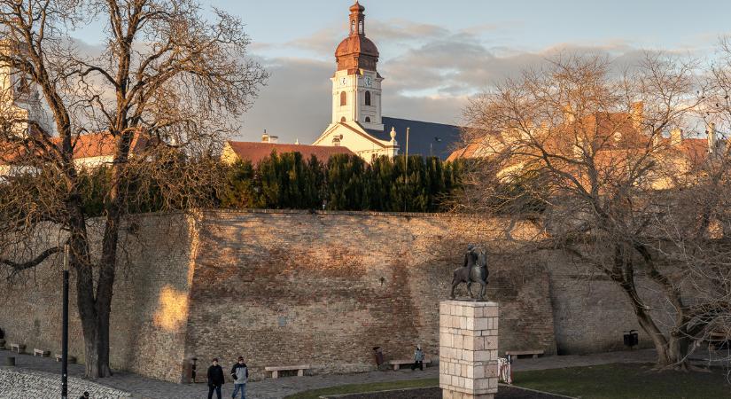 Esti időjárás: nyugodt, de hűvösödő idő várja az útnak indulókat
