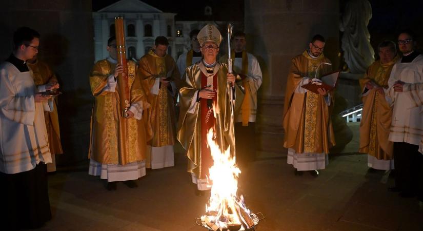 Így zajlott a szentmise az egri Bazilikában – Tűzszentelés és körmenet húsvét vigíliáján