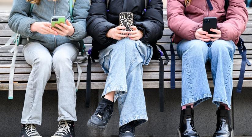 Pártot, telefont egyformán választunk: ne fizessünk nagyon rá, de ne legyen túl ciki sem