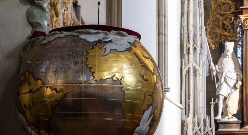 Földgömb alakú szószéket rejt egy cseh gótikus templom