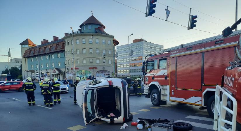 Brutális baleset Nyíregyháza belvárosában! Mentők is érkeztek a helyszínre! (fotók)