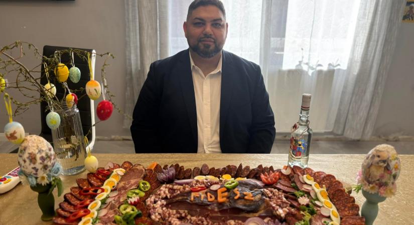 Fideszes feliratú, óriássonkatállal kíván szép húsvétot a több tízmilliárdos támogatásokról döntő Társadalmi Esélyteremtési Főigazgatóság belügyes vezetője