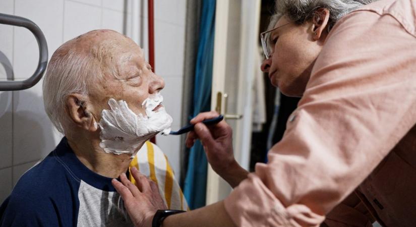 „Az egy dolog, hogy felvisszük neki a tejet és kenyeret, de mi adjuk a biztonságot” – a házi idősgondozás szépségei és nehézségei