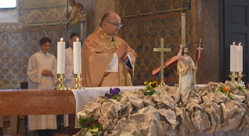 Paksi Római Katolikus ünnepi szentmise a Jézus Szíve templomban