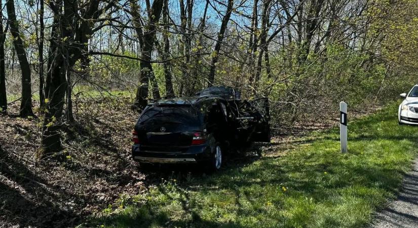 Frontális ütközés, árokba borult autók – súlyos balesetek történtek Baranyában