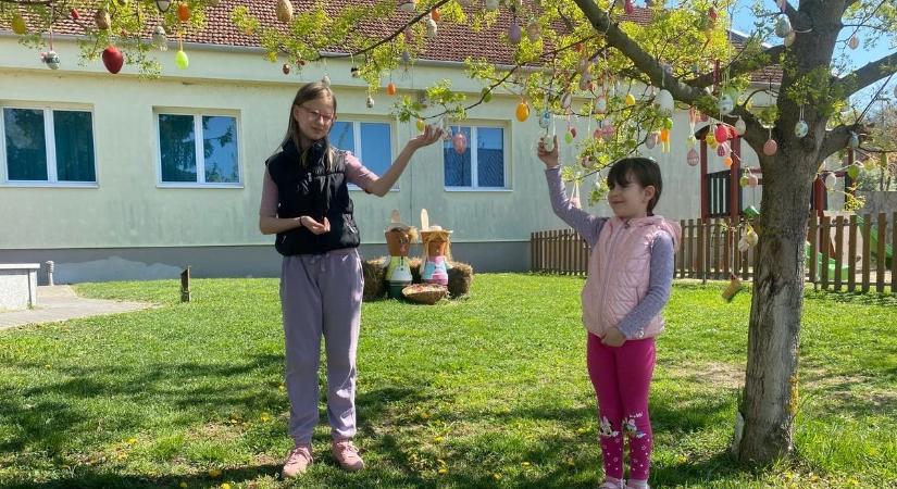 Tojásokkal díszítették fel most is a nagyra nőtt fát, amelynek valamikor a legmagasabb ága földről felérhető volt