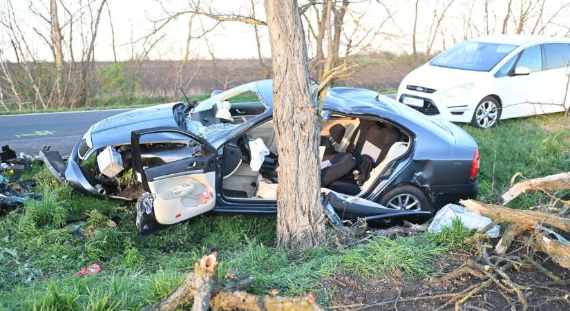 Megrázó fotók érkeztek a 32-esen történt baleset helyszínéről, ahol egy autó fának csapódott
