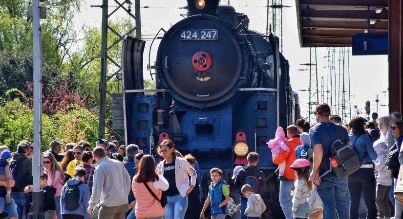Minden vasútrajongó álma futott be a hatvani állomásra – Sokan jártak csodájára a magyar ipar remekének
